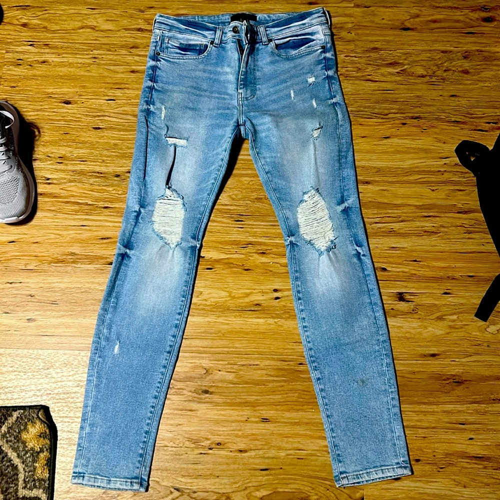 Forever 21 size 32 jeans , rip style jeans. Only been worn twice !